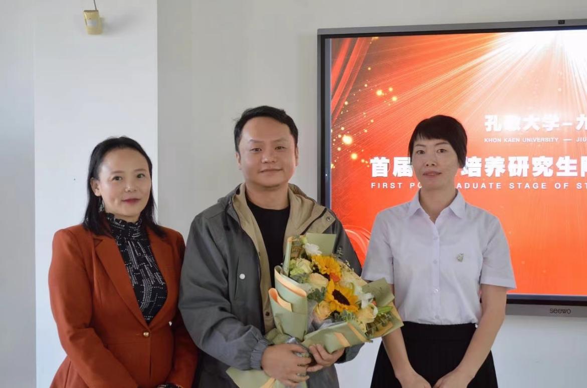 孔敬大学代表给kaiyun官方登录入口国际交流处石主任献花